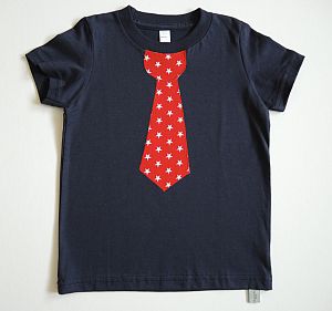 Kleid Punkte dunkelblau und Shirt dunkelblau mit roter Sterne-Krawatte