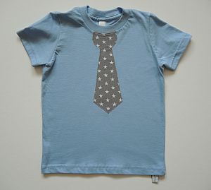 Kleid Punkte hellblau und Shirt hellblau mit grauer Sterne-Krawatte