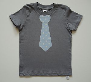 Kleid Sterne grau und Shirt grau mit hellblauer Punkte-Krawatte