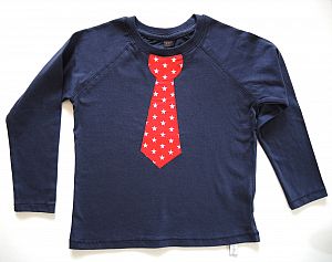 Langarmshirt dunkelblau mit roter Sterne-Krawatte