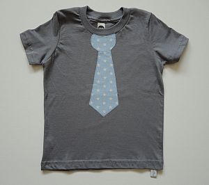 Kleid Punkte grau und Shirt grau mit hellblauer Sternen-Krawatte