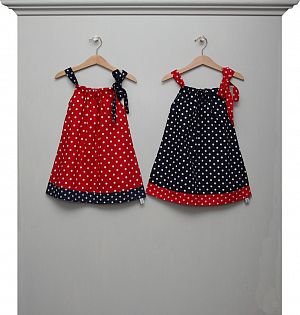 Kleidchen Punkte rot und dunkelblau