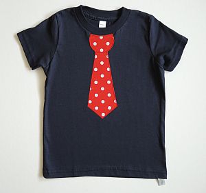 Kleid Sterne dunkelblau und Shirt dunkelblau mit roter Punkte-Krawatte