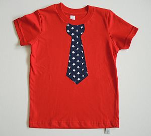 Kleid Sterne dunkelblau und Shirt rot mit dunkelblauer Sterne-Krawatte