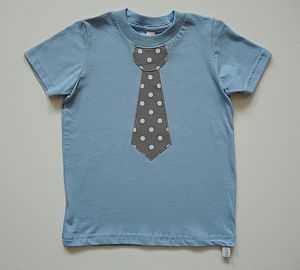 Kleid Sterne hellblau und Shirt hellblau mit grauer Punkte-Krawatte