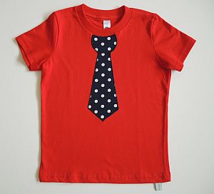 Kleid Punkte dunkelblau und Shirt rot mit dunkelblauer Punkte-Krawatte
