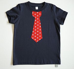 Shirt dunkelblau mit roter Krawatte Sterne