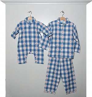 Strampler und Schlafanzug Karo blau Sternchen