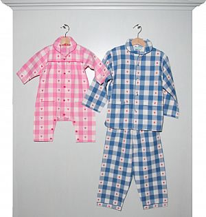 Strampler pink Herzchen und Schlafanzug blau Sternchen