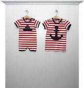 Jumpsuit und Shirt rot-weiß-gestreift mit Schiffchen bzw. Anker