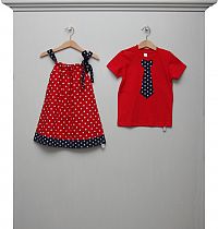 Kleid Punkte rot und Shirt rot mit dunkelblauer Sterne-Krawatte